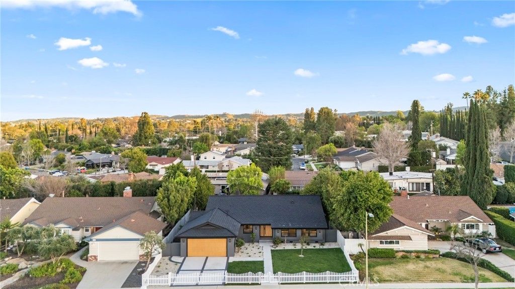 Image 3 of property listing at 23856 Aetna, Woodland Hills, CA 91367