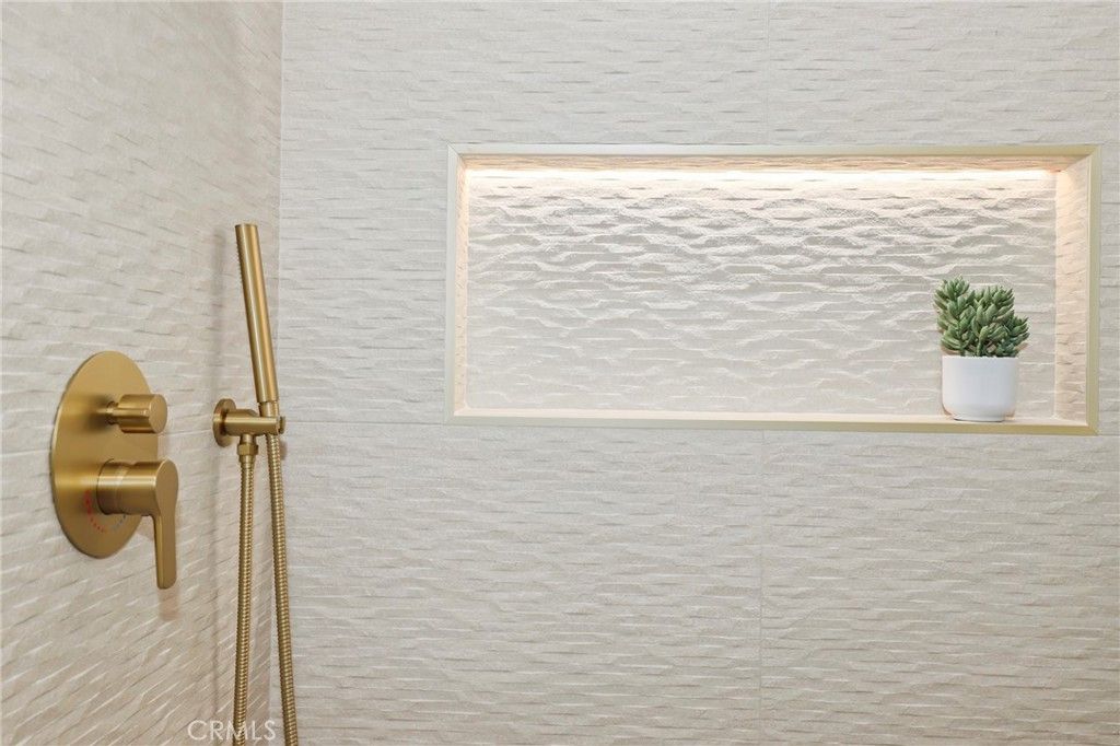 Image 30 of property listing at 23856 Aetna, Woodland Hills, CA 91367