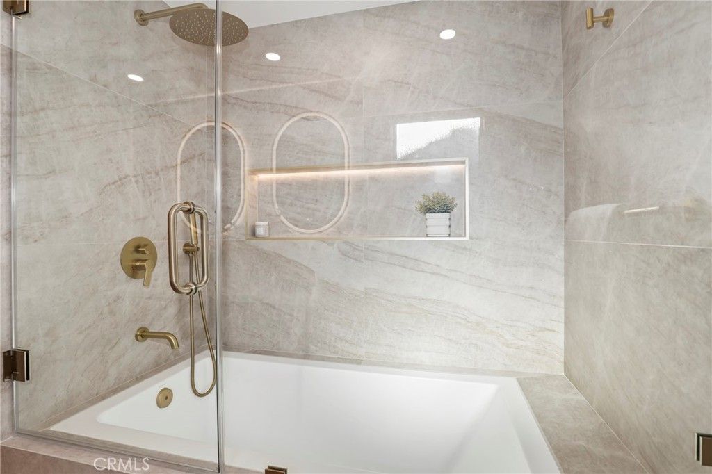 Image 32 of property listing at 23856 Aetna, Woodland Hills, CA 91367