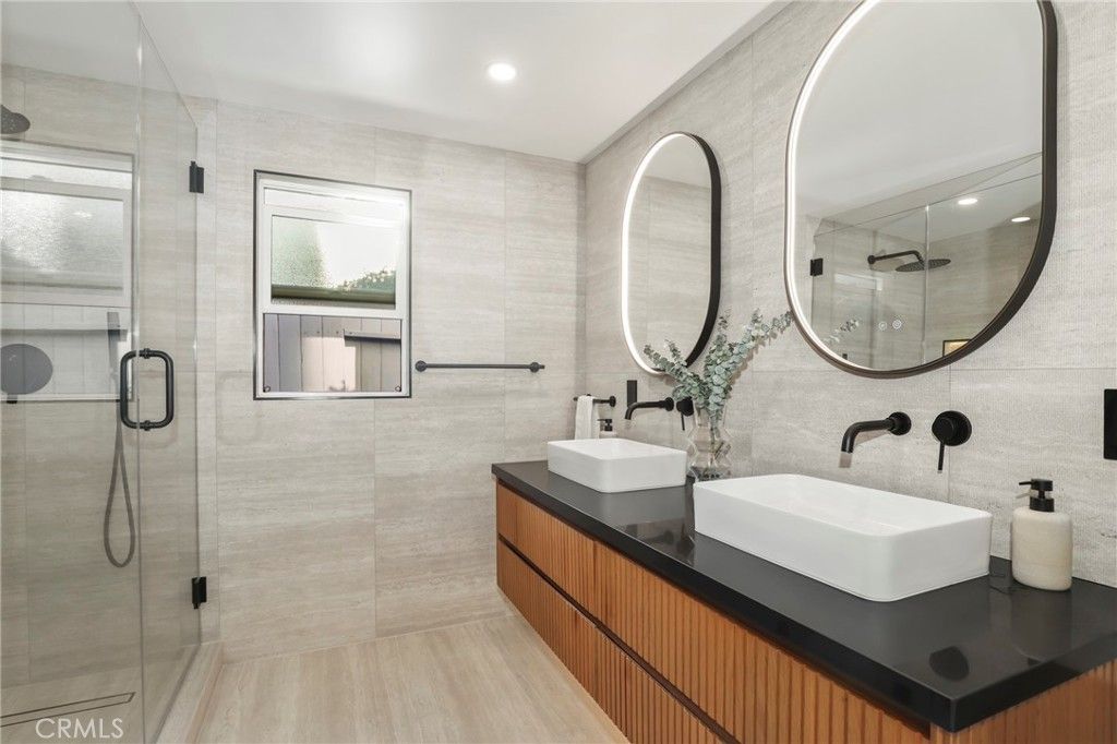 Image 33 of property listing at 23856 Aetna, Woodland Hills, CA 91367