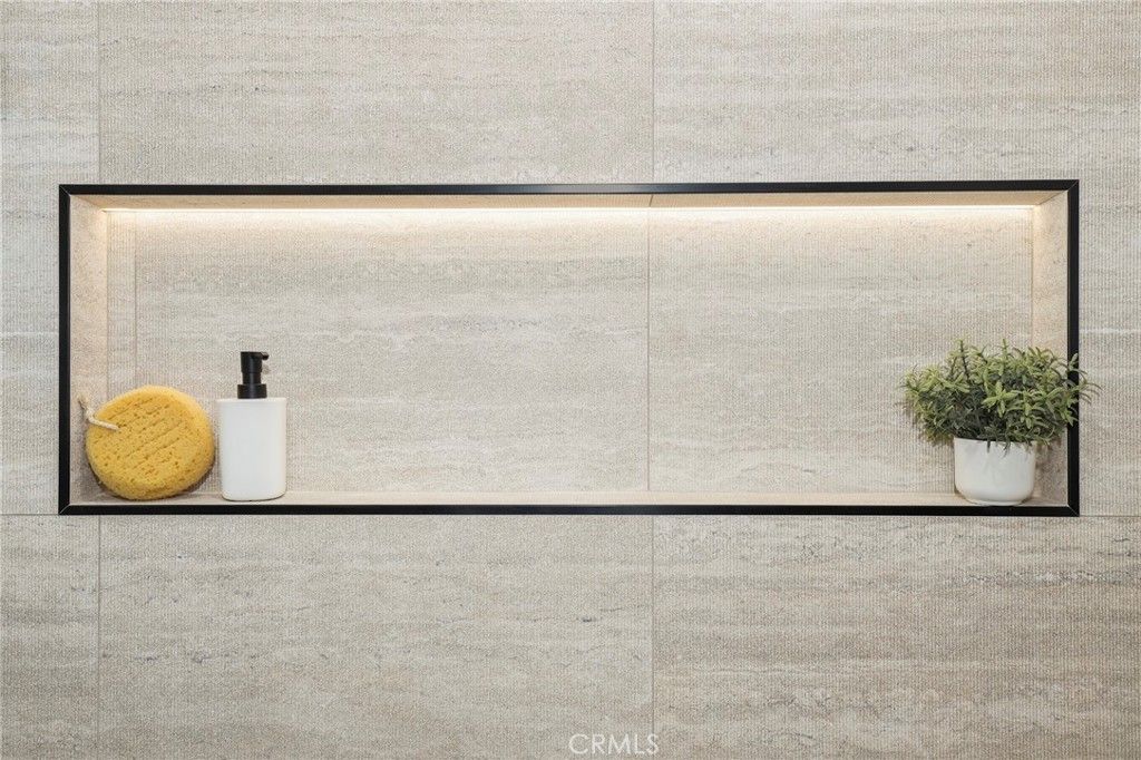 Image 35 of property listing at 23856 Aetna, Woodland Hills, CA 91367