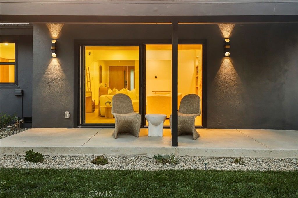 Image 39 of property listing at 23856 Aetna, Woodland Hills, CA 91367