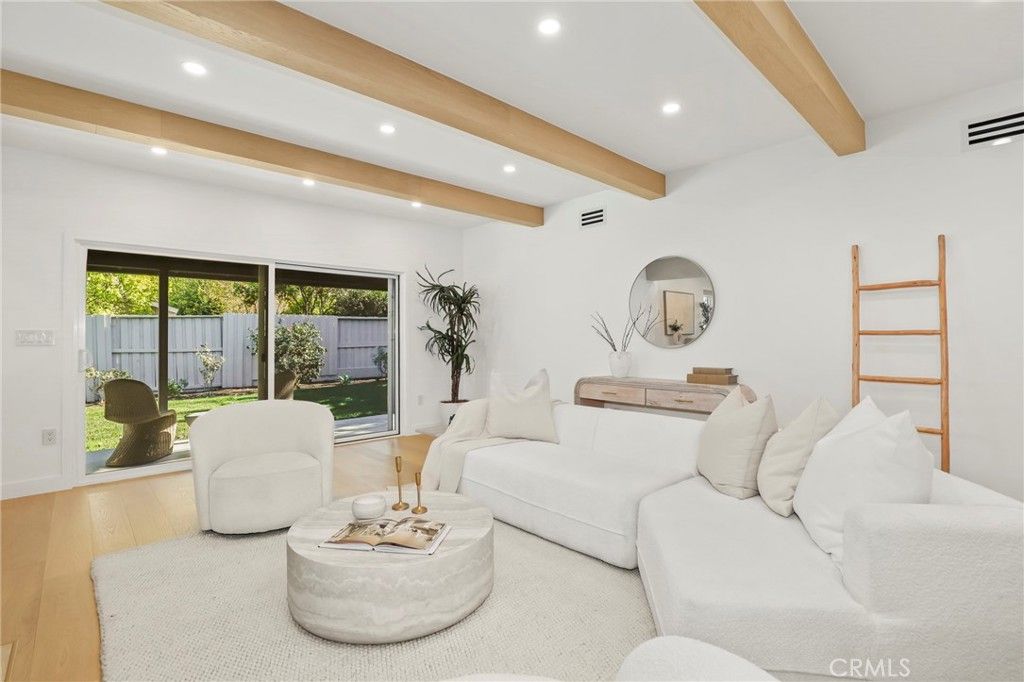 Image 4 of property listing at 23856 Aetna, Woodland Hills, CA 91367