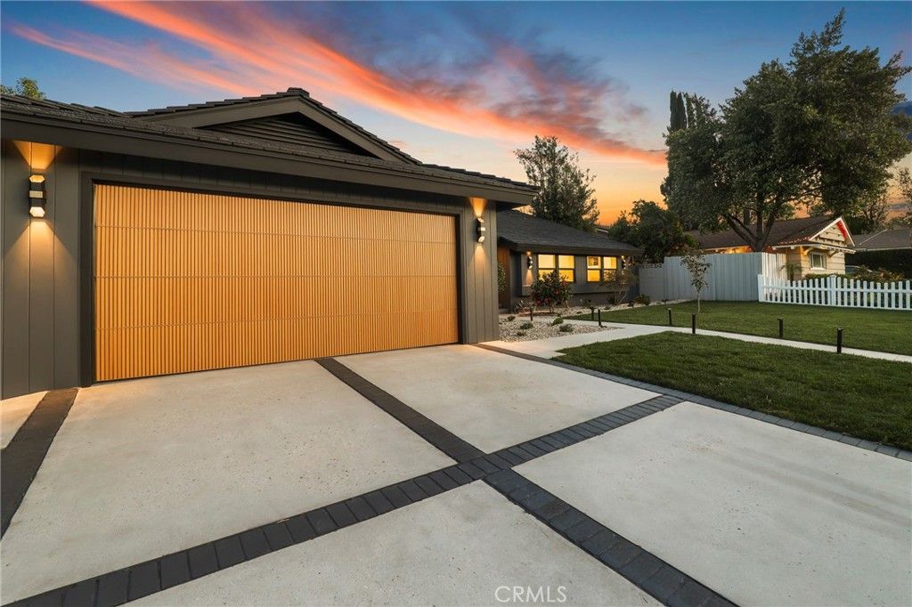 Image 44 of property listing at 23856 Aetna, Woodland Hills, CA 91367