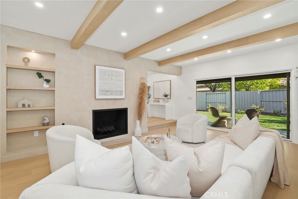 Image 5 of property listing at 23856 Aetna, Woodland Hills, CA 91367