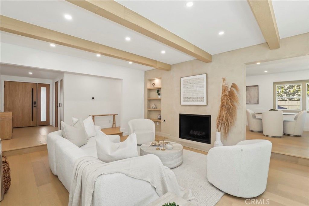 Image 6 of property listing at 23856 Aetna, Woodland Hills, CA 91367