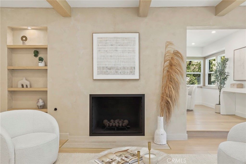 Image 7 of property listing at 23856 Aetna, Woodland Hills, CA 91367