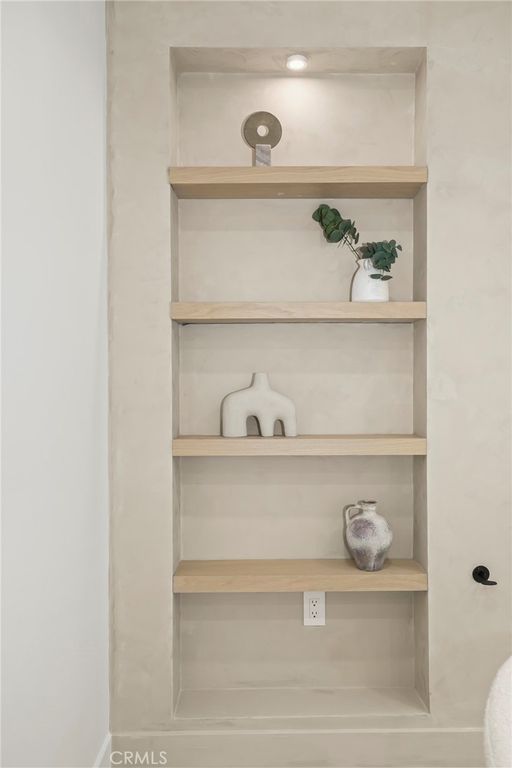 Image 9 of property listing at 23856 Aetna, Woodland Hills, CA 91367