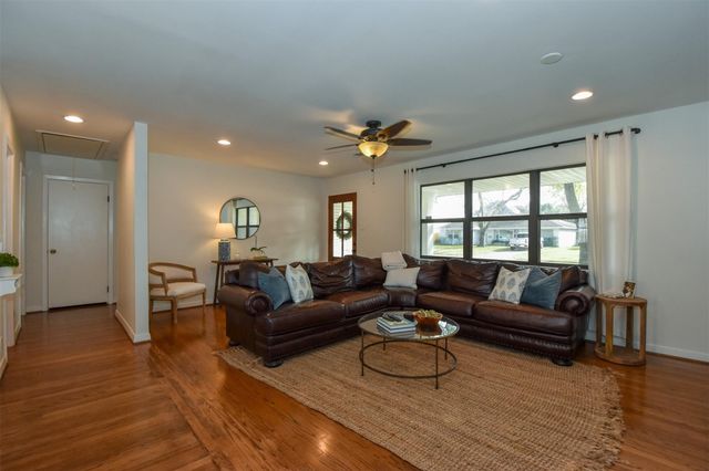 2110 Hewitt Drive, Houston, TX 77018