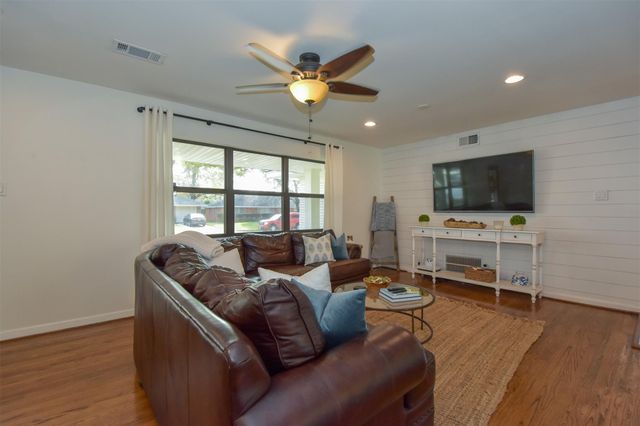 2110 Hewitt Drive, Houston, TX 77018