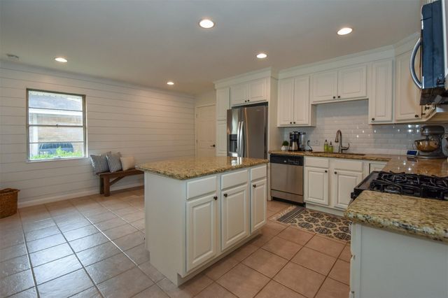 2110 Hewitt Drive, Houston, TX 77018