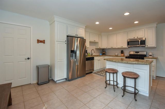 2110 Hewitt Drive, Houston, TX 77018