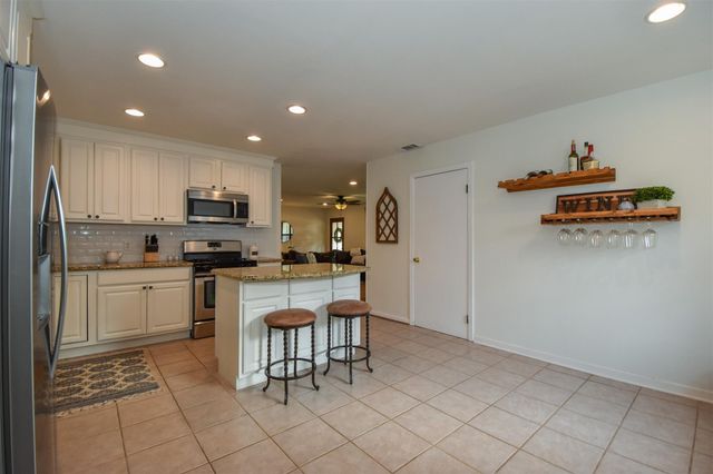 2110 Hewitt Drive, Houston, TX 77018
