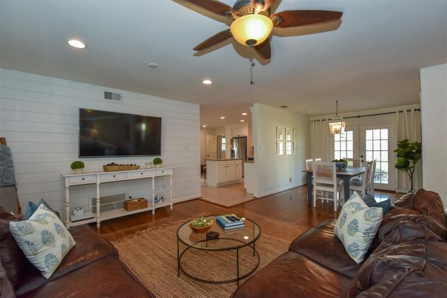 2110 Hewitt Drive, Houston, TX 77018