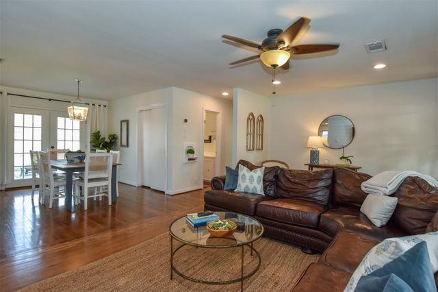 2110 Hewitt Drive, Houston, TX 77018