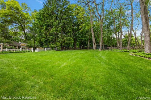 760 Lone Pine Road, Bloomfield Hills, MI 48304