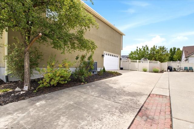11766 S LAKE RUN RD, South Jordan, UT 84009
