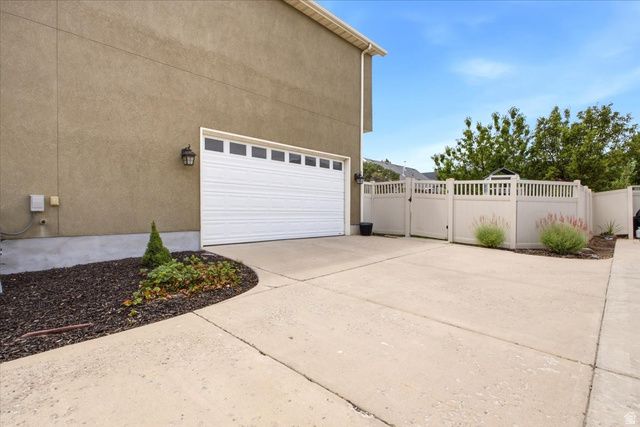11766 S LAKE RUN RD, South Jordan, UT 84009