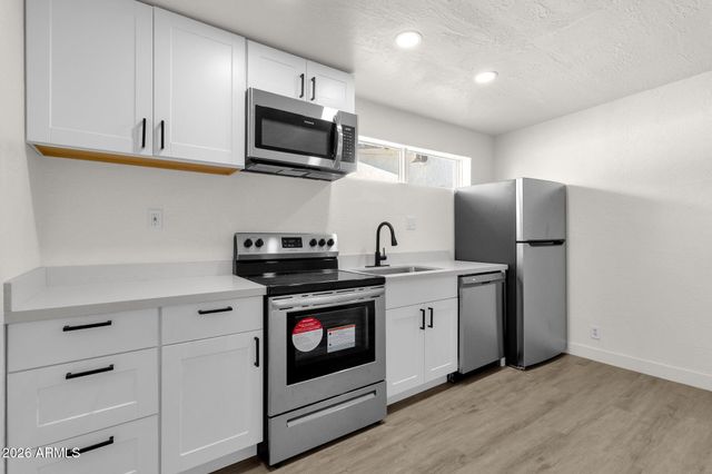 2334 W MORTEN Avenue, Phoenix, AZ 85021