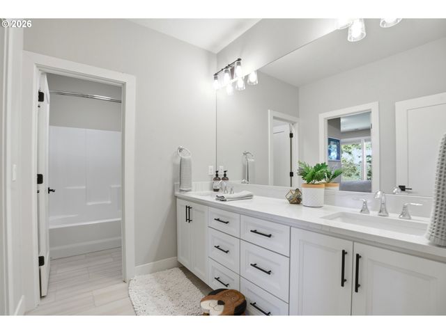 3011 Nw LAKE Rd, Camas, WA 98607