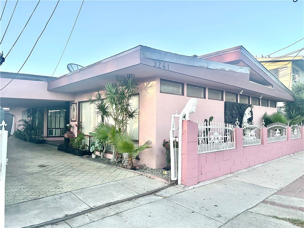 3241 Santa Ana, Huntington Park, CA 90255