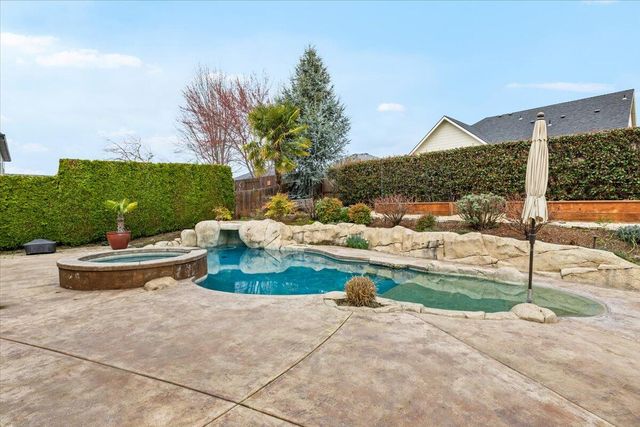 637 Oak Wood, Eagle Point, OR 97524