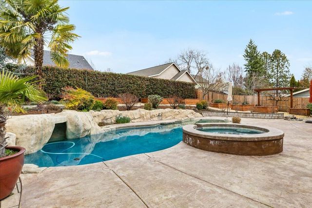 637 Oak Wood, Eagle Point, OR 97524