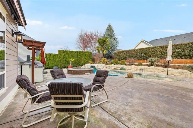 637 Oak Wood, Eagle Point, OR 97524