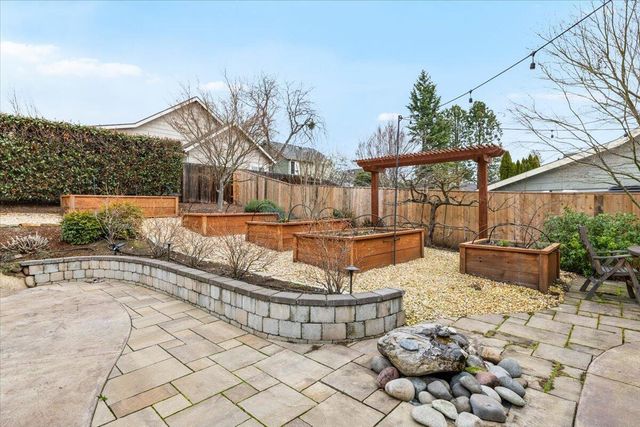 637 Oak Wood, Eagle Point, OR 97524