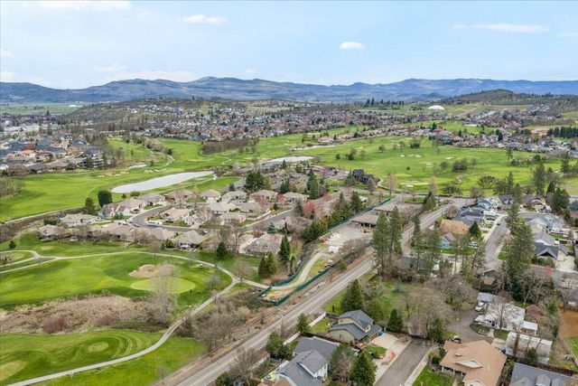 637 Oak Wood, Eagle Point, OR 97524