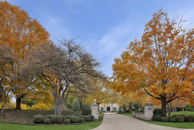 2450 Persimmon Drive, St. Charles, IL 60174