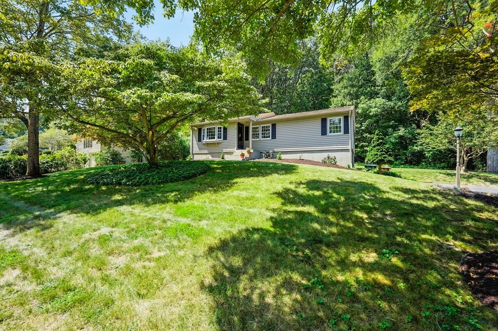 12 Coachman Ln, Auburn, MA 01501