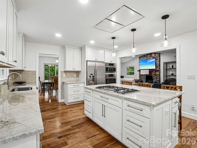 10 Chestnut Top Circle, Mills River, NC 28759