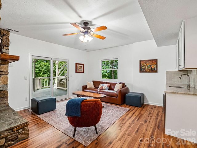 10 Chestnut Top Circle, Mills River, NC 28759