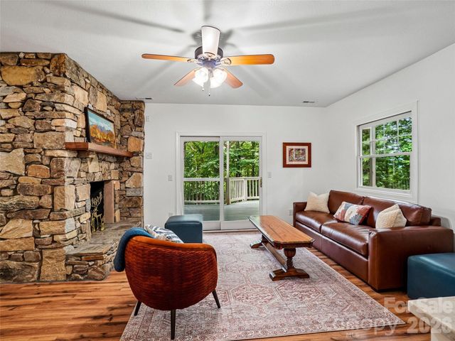 10 Chestnut Top Circle, Mills River, NC 28759