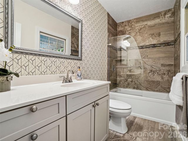 10 Chestnut Top Circle, Mills River, NC 28759