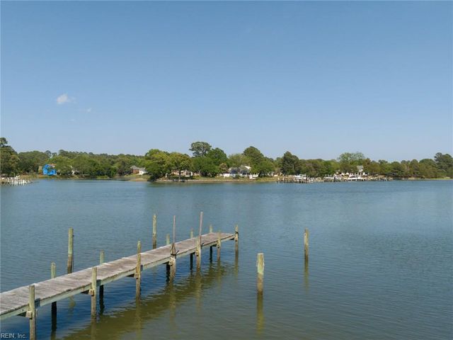 7877 Berkeley DR, Gloucester Point, VA 23062