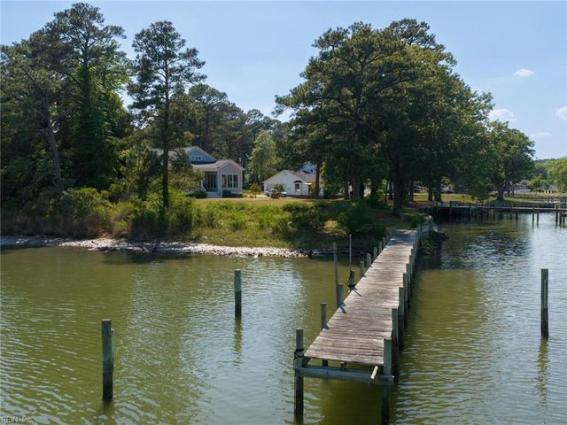 7877 Berkeley DR, Gloucester Point, VA 23062