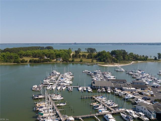 7877 Berkeley DR, Gloucester Point, VA 23062