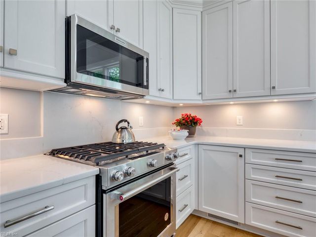 7877 Berkeley DR, Gloucester Point, VA 23062