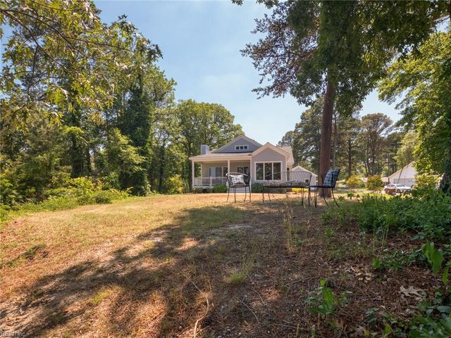 7877 Berkeley DR, Gloucester Point, VA 23062