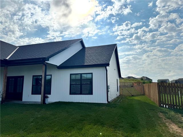 13850 Indian Ridge, St Joseph, MO 64505