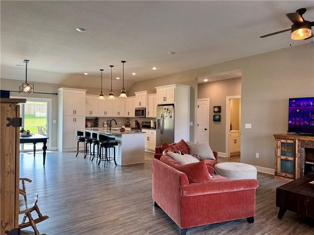 13850 Indian Ridge, St Joseph, MO 64505