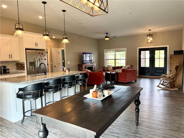 13850 Indian Ridge, St Joseph, MO 64505