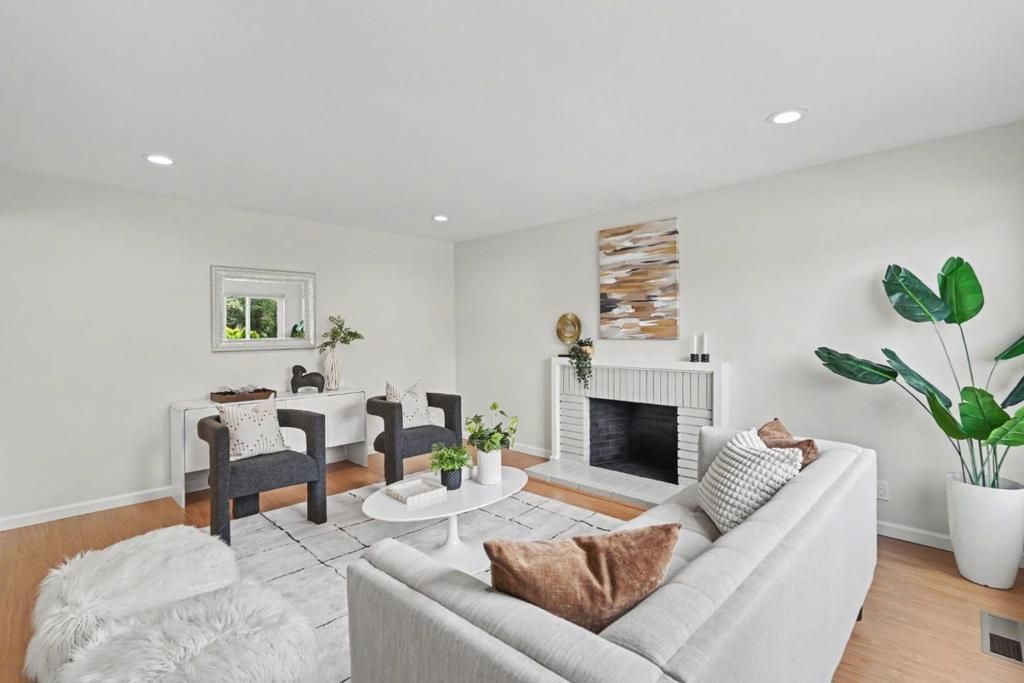 Image 9 of property listing at 850 Roble Drive, Sunnyvale, CA 94086