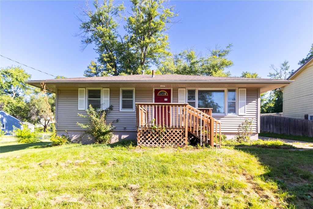 1225 Amos Avenue, Des Moines, IA 50315