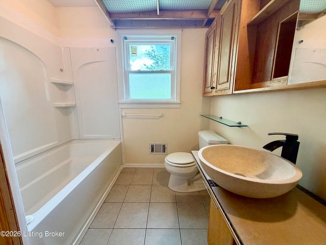708 Grant Ave, Lyndon, KY 40222