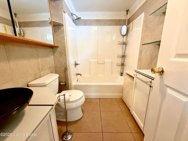 708 Grant Ave, Lyndon, KY 40222