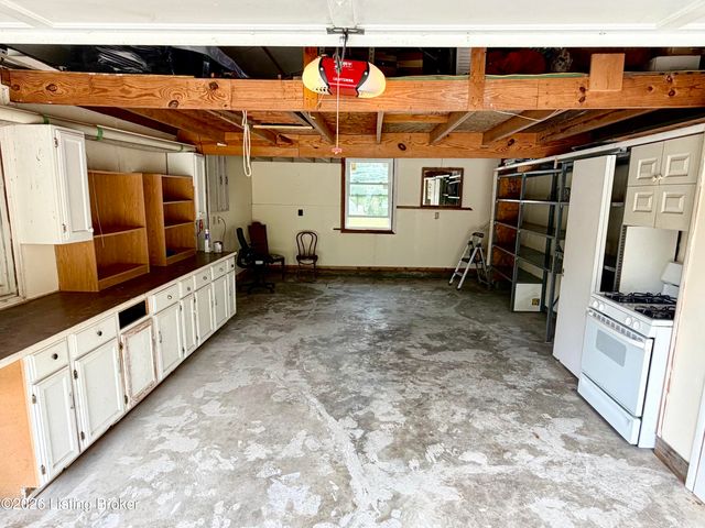 708 Grant Ave, Lyndon, KY 40222