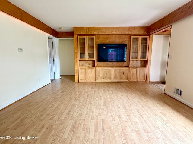 708 Grant Ave, Lyndon, KY 40222